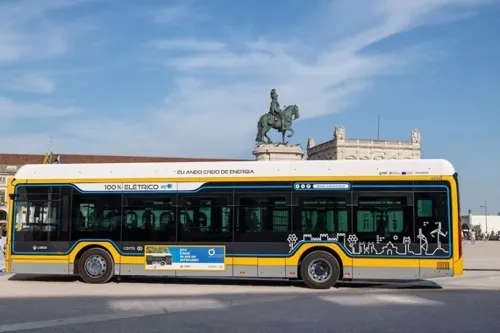 CARRIS bus in Lisbon, illustrating the public-transport setting of Pilot 4.